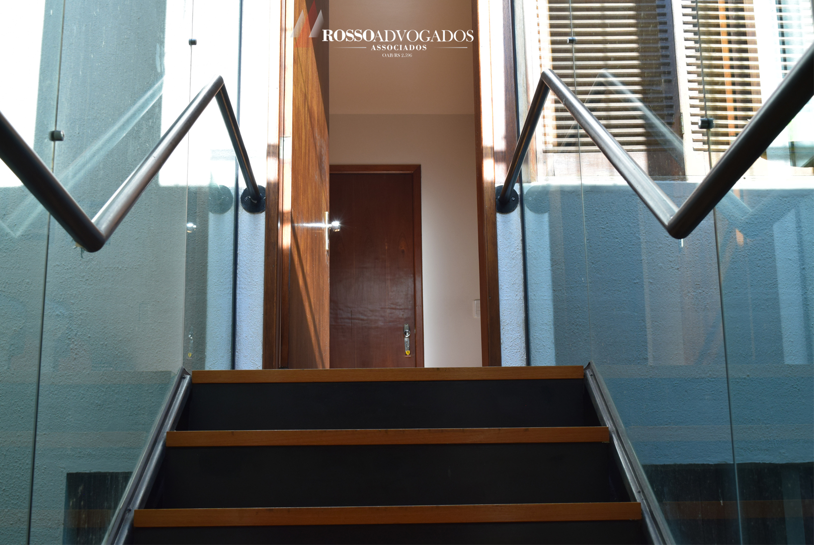 passarela-acesso-sala-claudio-rosso-advogado.jpg