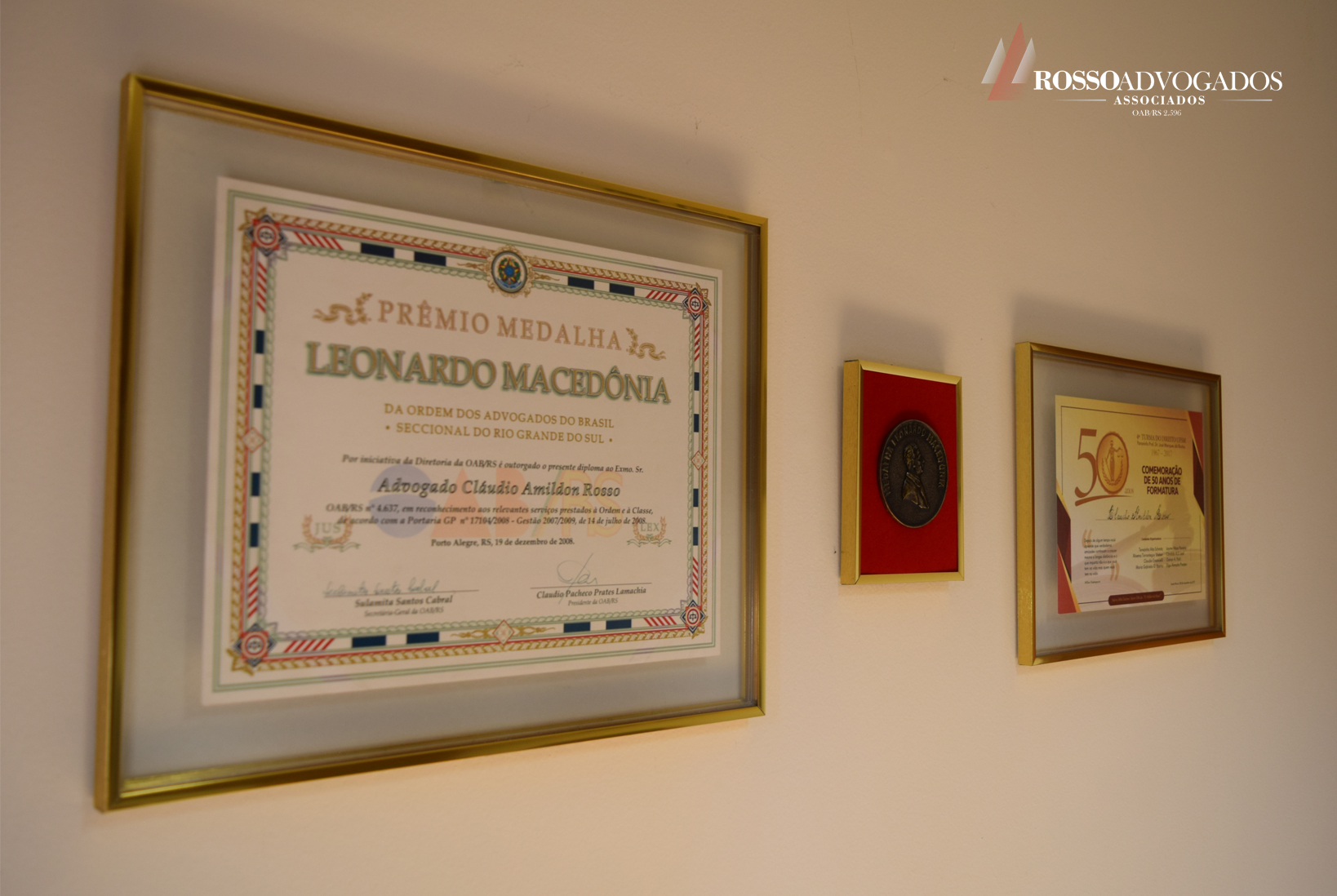 premiaca-leonardo-macedonia-advogado-claudio-rosso.jpg