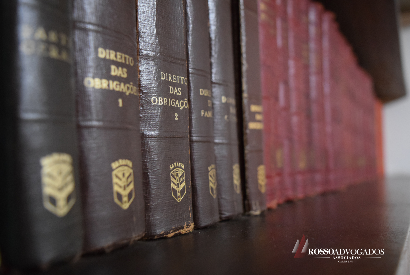 foto-artistica-escritorio-livros-rosso-advogados.jpg